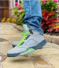 Load image into Gallery viewer, Exclusive &quot;Electric Green&quot; LE Shoelaces - SNEAKERHEADS CLOTHING LINE
